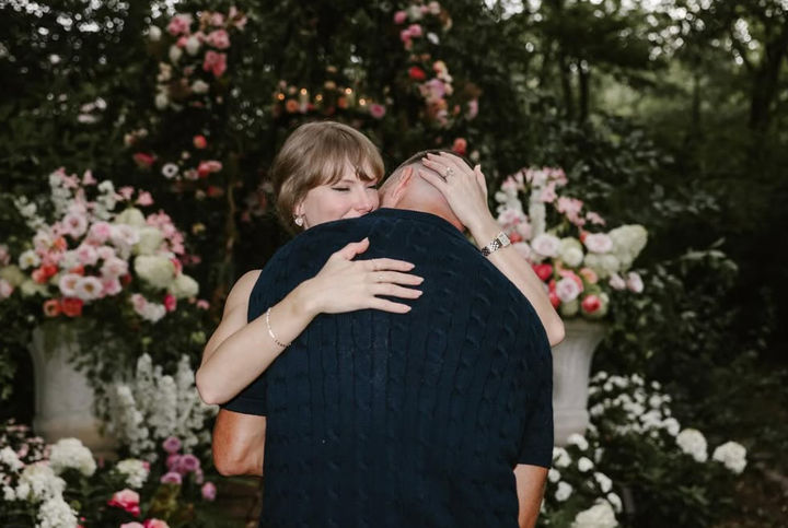 [서울=뉴시스] 세계적인 팝스타이자 미국 슈퍼스타인 테일러 스위프트가 26일(현지 시간) 연인인 미국프로풋볼(NFL) 트래비스 켈시와 약혼을 발표했다. (사진=테일러 스위프트 인스타그램 캡쳐) 2025.08.27. photo@newsis.com *재판매 및 DB 금지