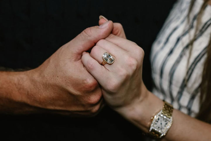 [서울=뉴시스] 세계적인 팝스타이자 미국 슈퍼스타인 테일러 스위프트가 26일(현지 시간) 연인인 미국프로풋볼(NFL) 트래비스 켈시와 약혼을 발표했다. (사진=테일러 스위프트 인스타그램 캡쳐) 2025.08.27. photo@newsis.com *재판매 및 DB 금지