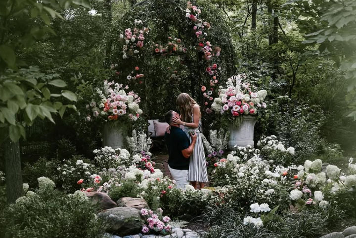 [서울=뉴시스] 세계적인 팝스타이자 미국 슈퍼스타인 테일러 스위프트가 26일(현지 시간) 연인인 미국프로풋볼(NFL) 트래비스 켈시와 약혼을 발표했다. (사진=테일러 스위프트 인스타그램 캡쳐) 2025.08.27. photo@newsis.com *재판매 및 DB 금지