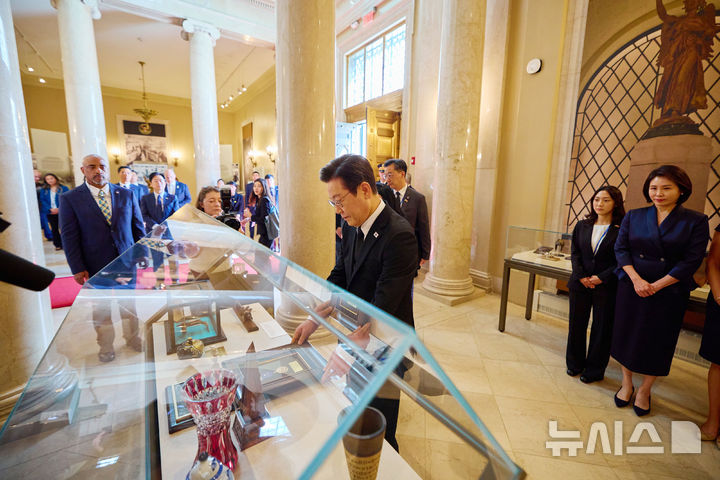 [워싱턴=뉴시스] 고범준 기자 = 이재명 대통령이 26일(현지 시간) 미국 워싱턴DC 알링턴 국립묘지를 참배한 뒤 기념패 전달을 하고 있다. (공동취재) 2025.08.27. bjko@newsis.com