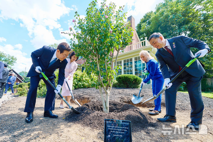 [필라델피아=뉴시스] 고범준 기자 = 이재명 대통령과 김혜경 여사가 26일(현지 시간) 필라델피아 서재필기념관을 방문해 무궁화 식재를 하고 있다. (공동취재) 2025.08.27. bjko@newsis.com