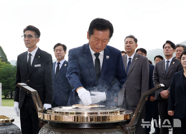 [대전=뉴시스] 김명년 기자 = 정청래 더불어민주당 대표가 27일 오전 대전 유성구 국립대전현충원에서 현충탑을 참배하고 있다. 2025.08.27. kmn@newsis.com