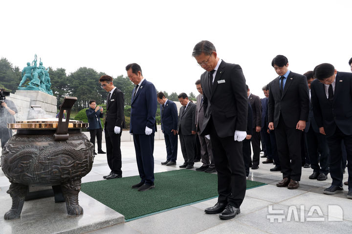 [대전=뉴시스] 김명년 기자 = 정청래 더불어민주당 대표가 27일 오전 대전 유성구 국립대전현충원에서 현충탑을 참배하고 있다. 2025.08.27. kmn@newsis.com