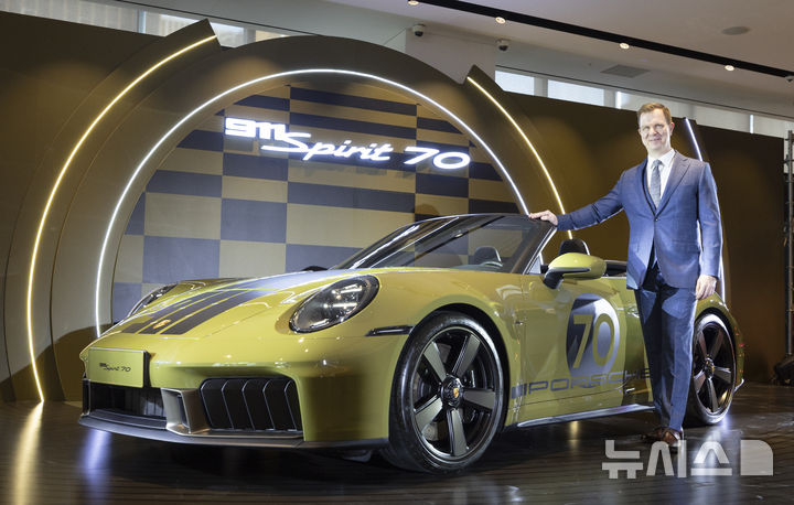 [서울=뉴시스] 김근수 기자 = 마티아스 부세 포르쉐코리아 대표가 지난 8월27일 서울 강남구 포르쉐 스튜디오 청담에서 열린 '포르쉐코리아, 신형 911 스피릿 70 및 911 GT3 투어링 패키지 국내 최초 공개 행사’에서 신형 911 스피릿 70 앞에서 포즈를 취하고 있다. 2025.08.27. ks@newsis.com