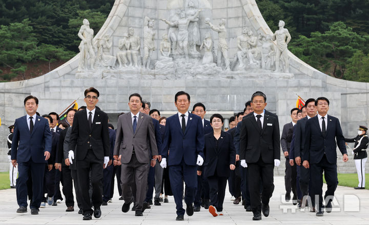 [대전=뉴시스] 김명년 기자 = 정청래 더불어민주당 대표가 27일 오전 대전 유성구 국립대전현충원에서 현충탑 참배를 마친 뒤 이동하고 있다. 2025.08.27. kmn@newsis.com