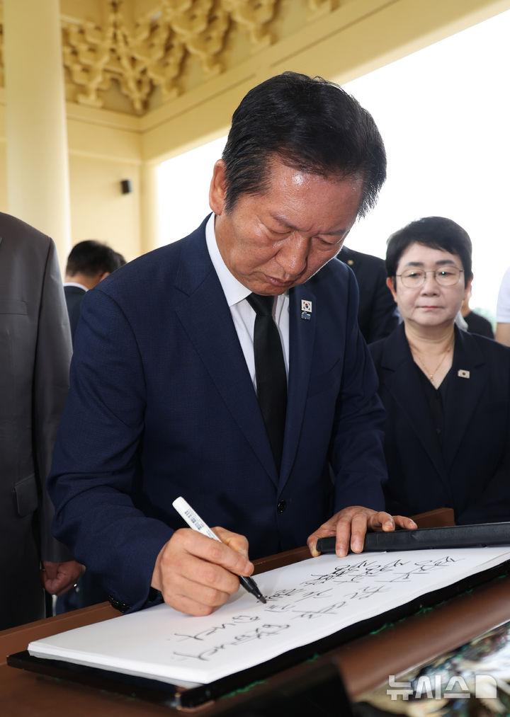 [대전=뉴시스] 김명년 기자 = 정청래 더불어민주당 대표가 27일 오전 대전 유성구 국립대전현충원에서 현충탑 참배를 마친 뒤 방명록을 작성하고 있다. 2025.08.27. kmn@newsis.com