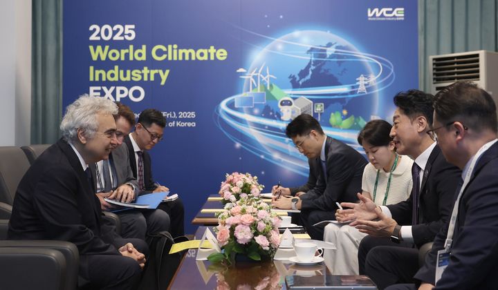 [서울=뉴시스] 이호현 산업통상자원부 2차관이 27일 오전 부산 해운대구 벡스코에서 파티 비롤 국제에너지기구(IEA) 사무총장과 면담하고 있다. (사진=산업통상자원부 제공) 2025.08.27. photo@newsis.com *재판매 및 DB 금지