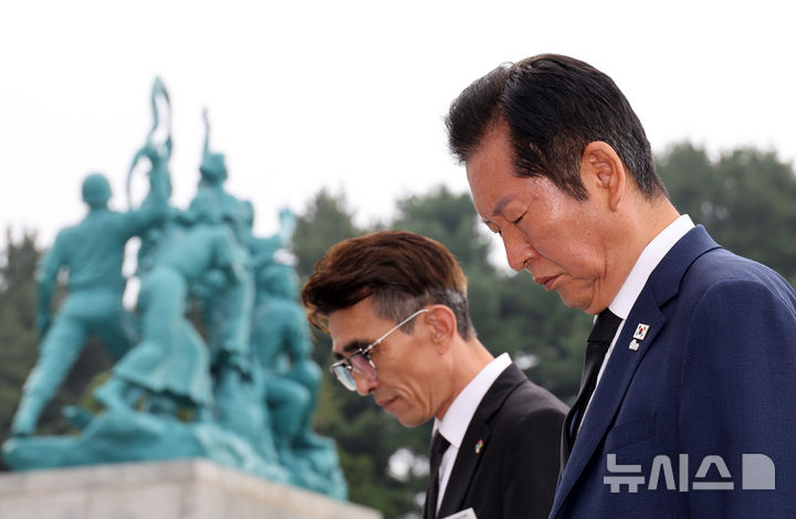 [대전=뉴시스] 김명년 기자 = 정청래 더불어민주당 대표가 27일 오전 대전 유성구 국립대전현충원에서 현충탑을 참배하고 있다. 2025.08.27. kmn@newsis.com