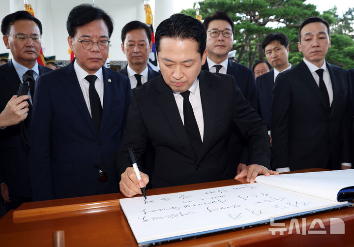 [서울=뉴시스] 홍효식 기자 = 장동혁 국민의힘 신임 대표가 27일 오전 서울 동작구 국립서울현충원을 찾아 참배를 마친 뒤 방명록을 작성하고 있다. 2025.08.27. yesphoto@newsis.com