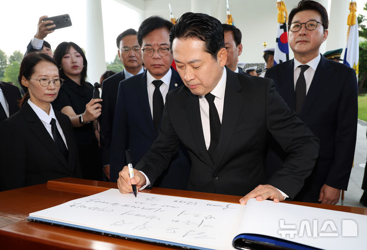[서울=뉴시스] 홍효식 기자 = 장동혁 국민의힘 신임 대표가 27일 오전 서울 동작구 국립서울현충원을 찾아 참배를 마친 뒤 방명록을 작성하고 있다. 2025.08.27. yesphoto@newsis.com