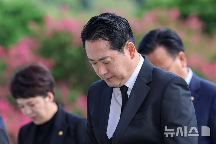 [서울=뉴시스] 홍효식 기자 = 장동혁 국민의힘 신임 대표가 27일 오전 서울 동작구 국립서울현충원을 찾아 묵념하고 있다. (공동취재) 2025.08.27. photo@newsis.com