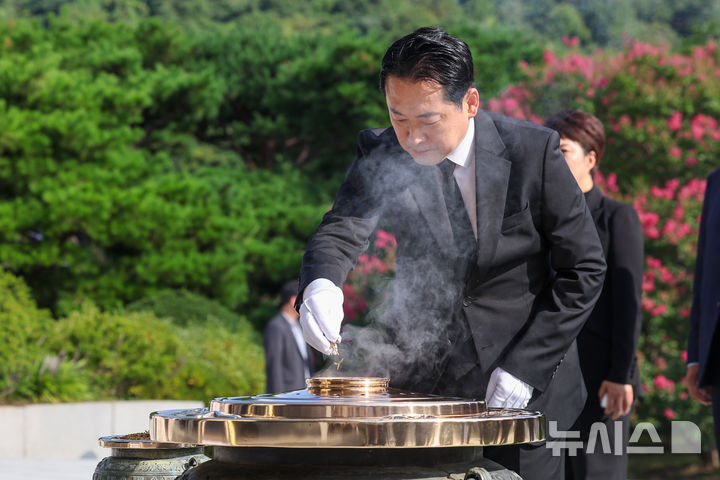 [서울=뉴시스] 홍효식 기자 = 장동혁 국민의힘 신임 대표가 27일 오전 서울 동작구 국립서울현충원을 찾아 분향하고 있다. (공동취재) 2025.08.27. photo@newsis.com