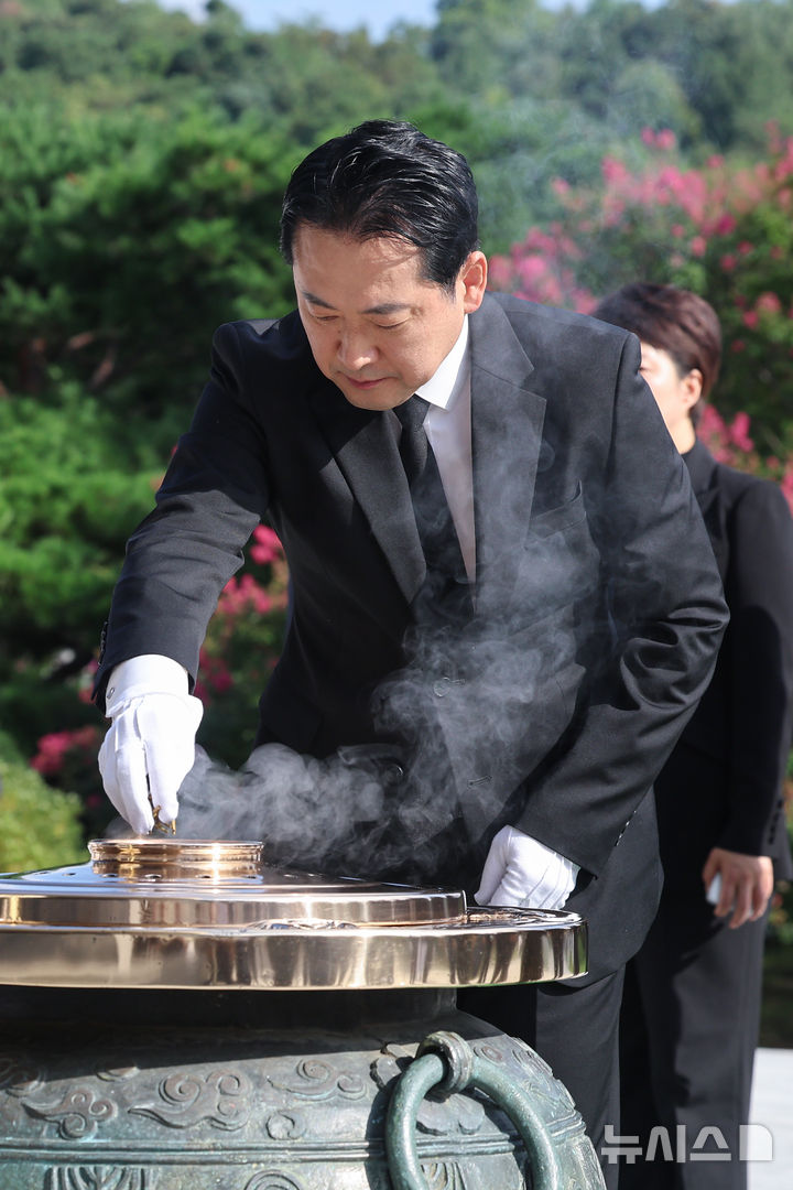 [서울=뉴시스] 홍효식 기자 = 장동혁 국민의힘 신임 대표가 27일 오전 서울 동작구 국립서울현충원을 찾아 분향하고 있다. (공동취재) 2025.08.27. photo@newsis.com