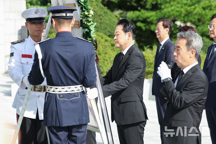 [서울=뉴시스] 홍효식 기자 = 장동혁 국민의힘 신임 대표가 27일 오전 서울 동작구 국립서울현충원을 찾아 헌화하고 있다. (공동취재) 2025.08.27. photo@newsis.com