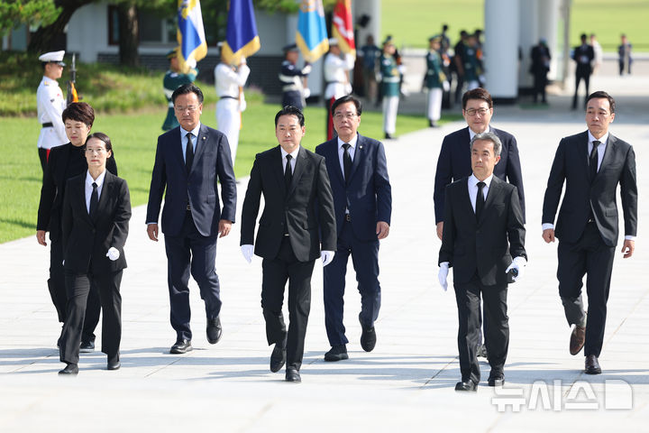 [서울=뉴시스] 홍효식 기자 = 장동혁 국민의힘 신임 대표를 비롯한 지도부가 27일 오전 서울 동작구 국립서울현충원을 찾아 참배를 위해 현충탑으로 향하고 있다. (공동취재) 2025.08.27. photo@newsis.com