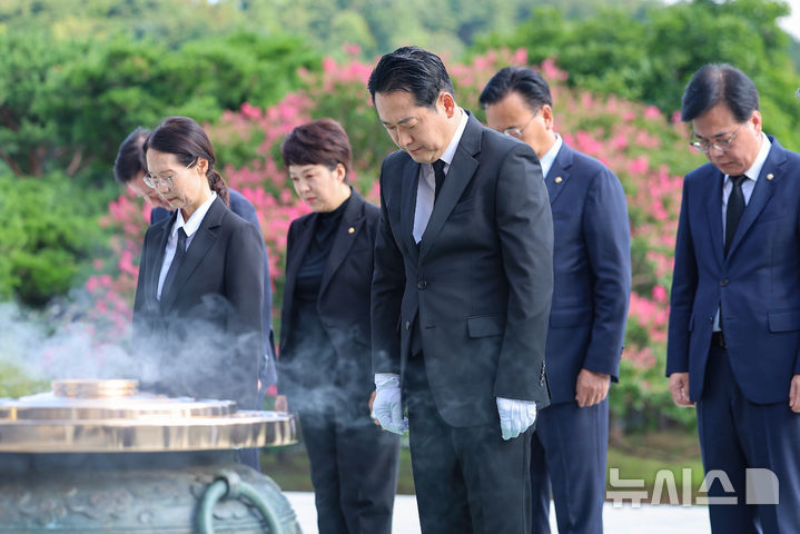 [서울=뉴시스] 홍효식 기자 = 장동혁 국민의힘 신임 대표를 비롯한 지도부가 27일 오전 서울 동작구 국립서울현충원을 찾아 묵념하고 있다. (공동취재) 2025.08.27. photo@newsis.com