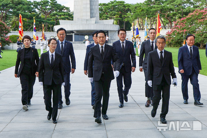 [서울=뉴시스] 홍효식 기자 = 장동혁 국민의힘 신임 대표를 비롯한 지도부가 27일 오전 서울 동작구 국립서울현충원을 찾아 참배를 마친 뒤 이동하고 있다. (공동취재) 2025.08.27. photo@newsis.com