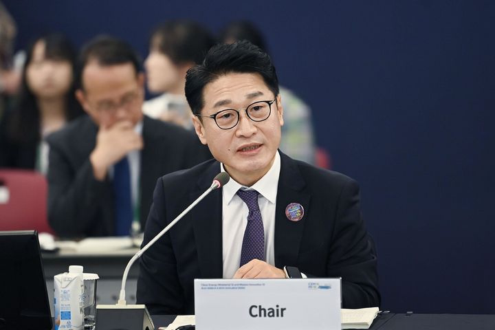 [서울=뉴시스] 이호현 산업통상자원부 2차관이 27일 부산 해운대구 벡스코에서 열린 제16차 청정에너지장관회의 및 제10차 미션이노베이션 장관회의 폐회세션에 참석해 폐회사를 하고 있다. (사진=산업통상자원부 제공) 2025.08.27. photo@newsis.com *재판매 및 DB 금지