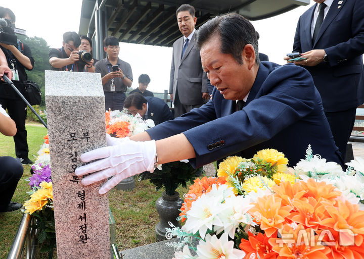 [대전=뉴시스] 김명년 기자 = 정청래 더불어민주당 대표가 27일 오전 대전 유성구 국립대전현충원 연평도 포격 도발 희생자 묘역을 참배하고 있다.(공동취재) 2025.08.27. kmn@newsis.com