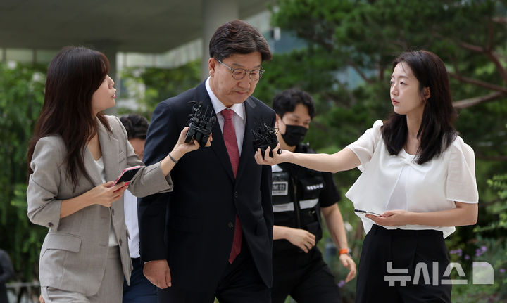 [서울=뉴시스] 김선웅 기자 = 권성동 국민의힘 의원이 통일교 청탁 의혹과 관련해 지난 27일 서울 종로구 김건희특검팀에 피의자 신분으로 조사를 받기 위해 출석하고 있다. 2025.08.27. mangusta@newsis.com