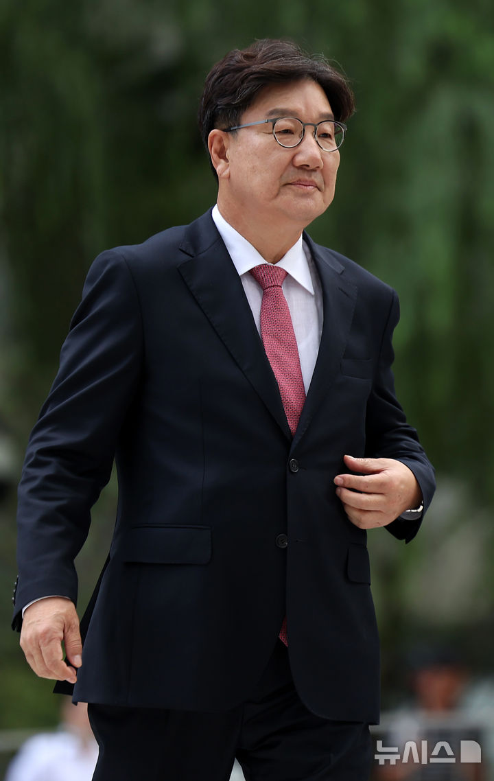 [서울=뉴시스] 김선웅 기자 = 권성동 국민의힘 의원이 통일교 청탁 의혹과 관련해 27일 서울 종로구 김건희특검팀에 피의자 신분으로 조사를 받기 위해 출석하고 있다. 2025.08.27. mangusta@newsis.com