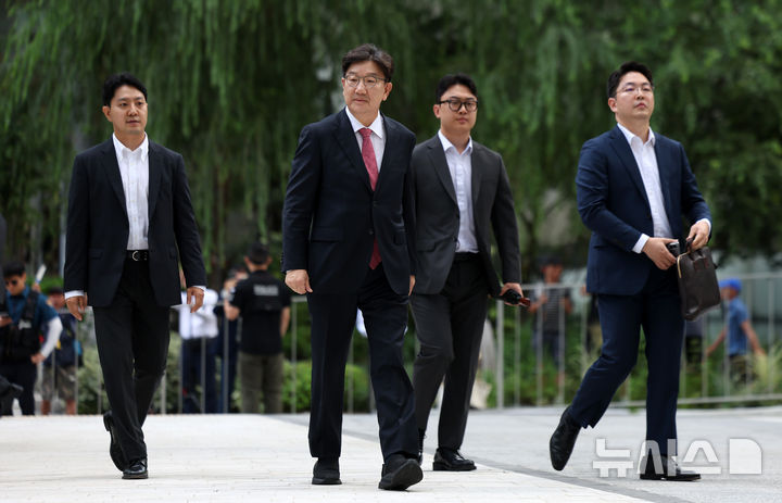 [서울=뉴시스] 김선웅 기자 = 권성동 국민의힘 의원이 통일교 청탁 의혹과 관련해 27일 서울 종로구 김건희특검팀에 피의자 신분으로 조사를 받기 위해 출석하고 있다. 2025.08.27. mangusta@newsis.com