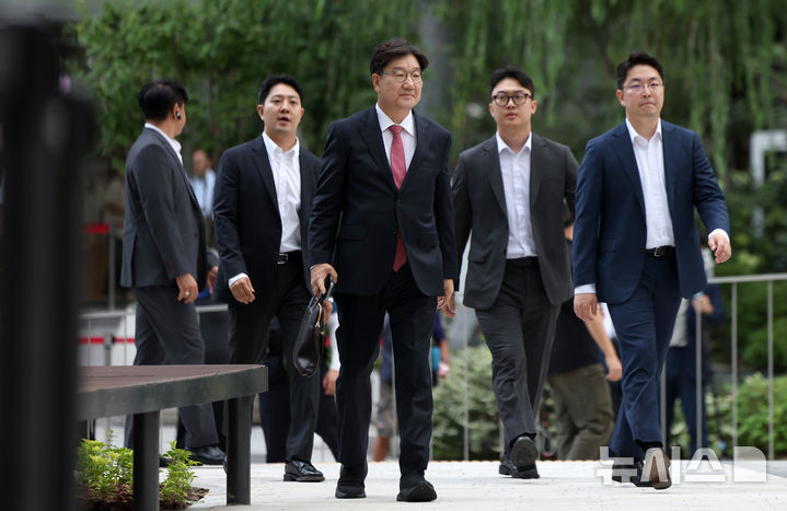 [서울=뉴시스] 김선웅 기자 = 권성동 국민의힘 의원이 통일교 청탁 의혹과 관련해 27일 서울 종로구 김건희특검팀에 피의자 신분으로 조사를 받기 위해 출석하고 있다. 2025.08.27. mangusta@newsis.com
