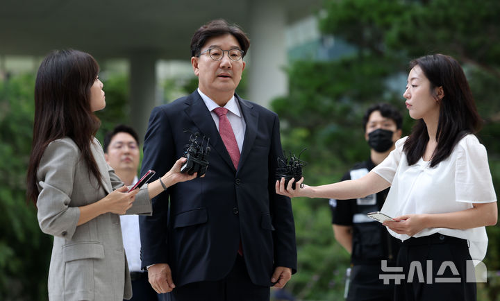 [서울=뉴시스] 김선웅 기자 = 권성동 국민의힘 의원이 통일교 청탁 의혹과 관련해 27일 서울 종로구 김건희특검팀에 피의자 신분으로 조사를 받기 위해 출석하고 있다. 2025.08.27. mangusta@newsis.com