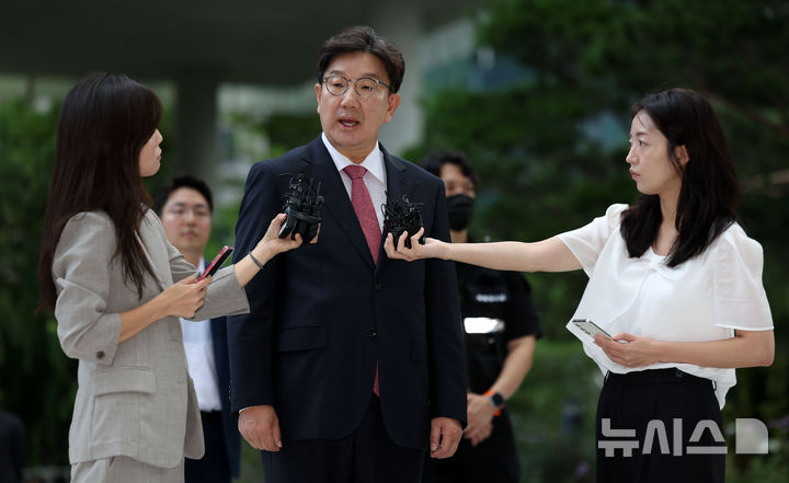 [서울=뉴시스] 김선웅 기자 = 권성동 국민의힘 의원이 통일교 청탁 의혹과 관련해 27일 서울 종로구 김건희특검팀에 피의자 신분으로 조사를 받기 위해 출석하고 있다. 2025.08.27. mangusta@newsis.com