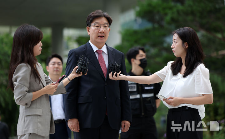 [서울=뉴시스] 김선웅 기자 = 권성동 국민의힘 의원이 통일교 청탁 의혹과 관련해 지난달 27일 서울 종로구 김건희특검팀에 피의자 신분으로 조사를 받기 위해 출석하고 있다. 2025.09.01. mangusta@newsis.com