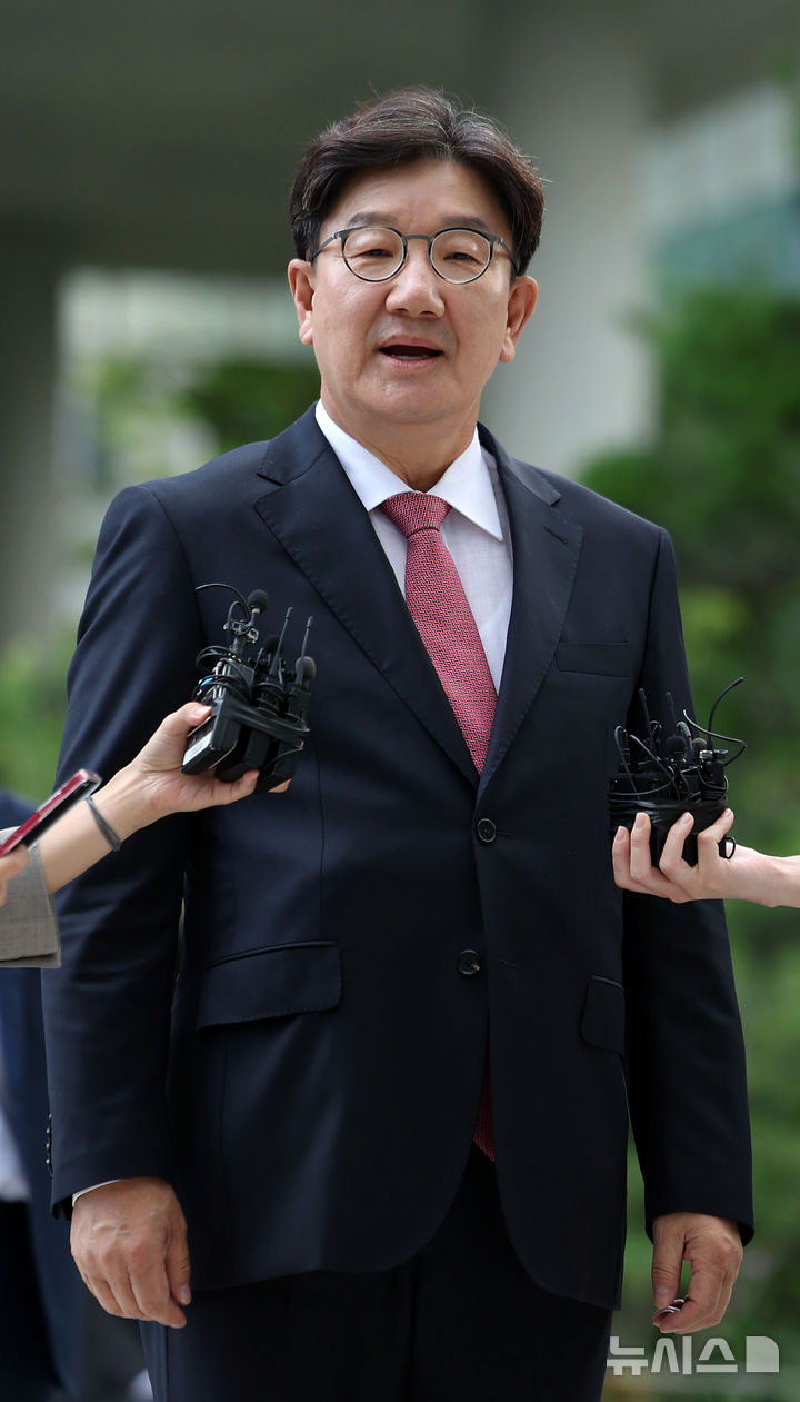 [서울=뉴시스] 김선웅 기자 = 권성동 국민의힘 의원이 통일교 청탁 의혹과 관련해 27일 서울 종로구 김건희특검팀에 피의자 신분으로 조사를 받기 위해 출석하고 있다. 2025.08.27. mangusta@newsis.com