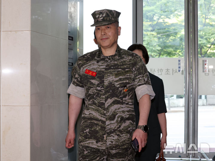 [서울=뉴시스] 배훈식 기자 = 박정훈 해병대 수사단장이 27일 오전 서울 서초구 이명현 순직 해병 특별검사 사무실에 참고인 신분으로 4차 소환 조사에 출석하고 있다. 2025.08.27. dahora83@newsis.com