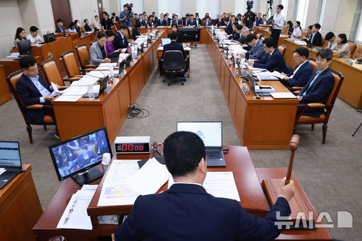 [서울=뉴시스] 김금보 기자 = 신정훈 국회 행정안전위원회 위원장이 27일 오전 서울 여의도 국회에서 열린 전체회의에서 오송 지하차도 참사 진상규명과 재발방지 대책마련을 위한 국정조사 계획서 채택의 건 가결을 선포하고 있다. 2025.08.27. kgb@newsis.com