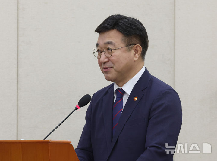 [서울=뉴시스] 김금보 기자 = 윤호중 행정안전부 장관이 27일 오전 서울 여의도 국회에서 열린 행정안전위원회 전체회의에서 제안설명을 하고 있다. 2025.08.27. kgb@newsis.com