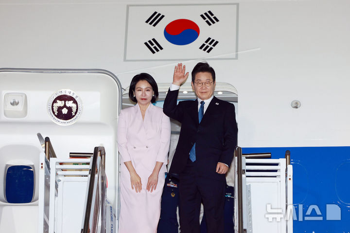 [필라델피아=뉴시스] 고범준 기자 = 미국 순방 일정을 마친 이재명 대통령과 김혜경 여사가 26일(현지 시간) 필라델피아 국제공항에서 공군1호기에 탑승해 인사하고 있다. 2025.08.27. bjko@newsis.com