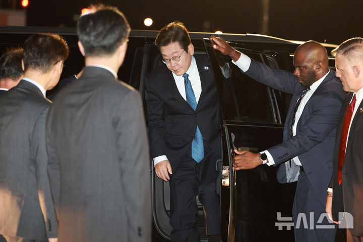 [필라델피아=뉴시스] 고범준 기자 = 미국 순방 일정을 마친 이재명 대통령이 26일(현지 시간) 필라델피아 국제공항에 도착하고 있다. 2025.08.27. bjko@newsis.com