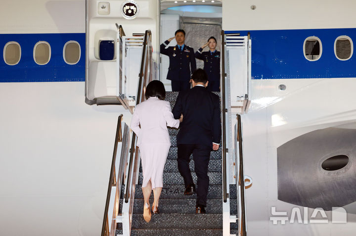 [필라델피아=뉴시스] 고범준 기자 = 미국 순방 일정을 마친 이재명 대통령과 김혜경 여사가 26일(현지 시간) 필라델피아 국제공항에서 공군1호기 오르고 있다. 2025.08.27. bjko@newsis.com