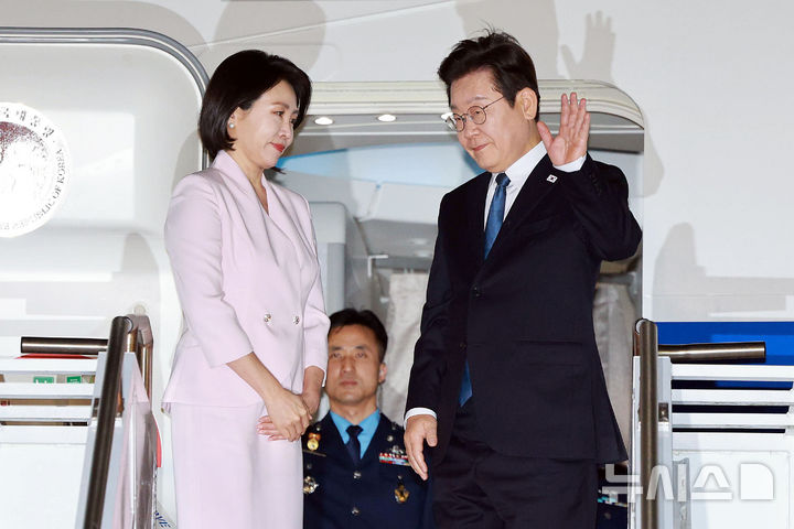 [필라델피아=뉴시스] 고범준 기자 = 미국 순방 일정을 마친 이재명 대통령과 김혜경 여사가 26일(현지 시간) 필라델피아 국제공항에서 공군1호기에 탑승해 인사하고 있다. 2025.08.27. bjko@newsis.com