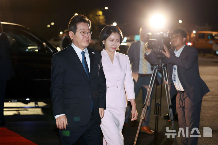 [필라델피아=뉴시스] 고범준 기자 = 미국 순방 일정을 마친 이재명 대통령과 김혜경 여사가 26일(현지 시간) 필라델피아 국제공항에 도착해 공군1호기로 향하고 있다. 2025.08.27. bjko@newsis.com