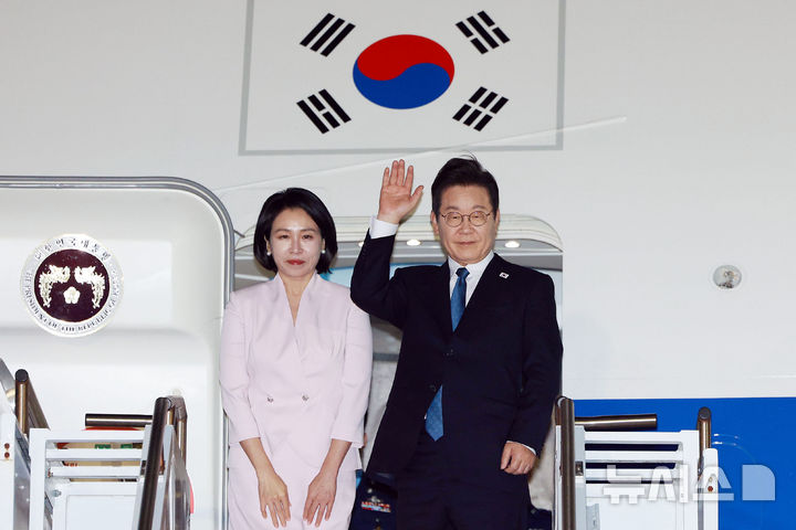 [필라델피아=뉴시스] 고범준 기자 = 미국 순방 일정을 마친 이재명 대통령과 김혜경 여사가 26일(현지 시간) 필라델피아 국제공항에서 공군1호기에 탑승해 인사하고 있다. 2025.08.27. bjko@newsis.com