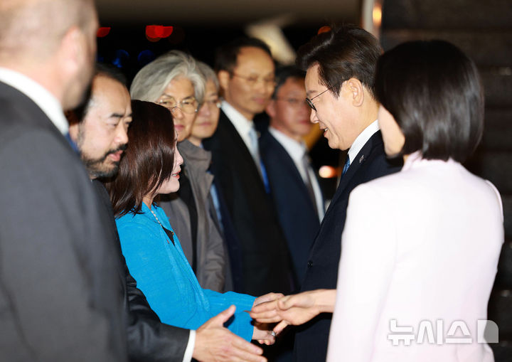 [필라델피아=뉴시스] 고범준 기자 = 미국 순방 일정을 마친 이재명 대통령이 26일(현지 시간) 필라델피아 국제공항에서 환송 인사와 악수하고 있다. 2025.08.27. bjko@newsis.com