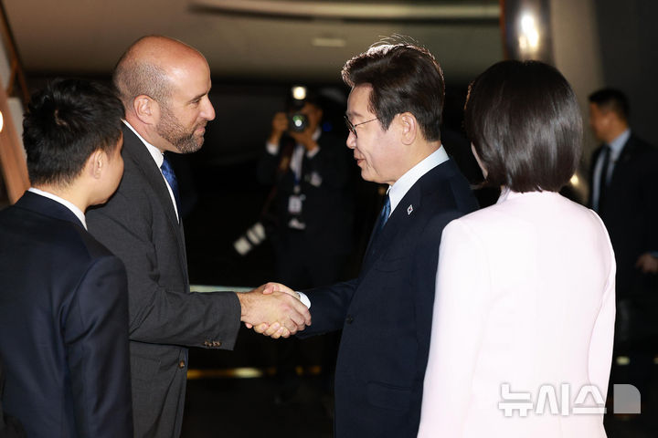 [필라델피아=뉴시스] 고범준 기자 = 미국 순방 일정을 마친 이재명 대통령이 26일(현지 시간) 필라델피아 국제공항에서 환송 인사와 악수하고 있다. 2025.08.27. bjko@newsis.com