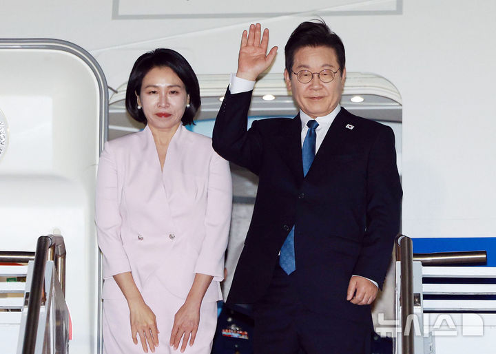 [필라델피아=뉴시스] 고범준 기자 = 미국 순방 일정을 마친 이재명 대통령과 김혜경 여사가 26일(현지 시간) 필라델피아 국제공항에서 공군1호기에 탑승해 인사하고 있다. 2025.08.27. bjko@newsis.com