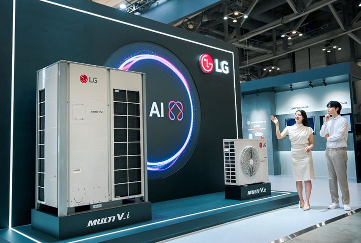 [서울=뉴시스] LG전자는 오는 29일까지 부산 벡스코에서 열리는 2025 기후산업국제박람회에 참가해 AI 기반 고효율 HVAC(냉난방공조) 솔루션을 대거 선보인다고 27일 밝혔다.사진은 모델들이 'AI 엔진'을 통해 실내외 온도 변화를 감지해 냉방 세기를 스스로 조절하고 실내 환경이 쾌적해지면 절전 모도르 전환해 전기까지 아껴주는 LG전자 시스템에어컨 멀티브이 아이(Multi V i)와 멀티브이 에스(Multi V S)를 소개하는 모습. (사진=LG전자 제공) 2025.08.27. photo@newsis.com *재판매 및 DB 금지