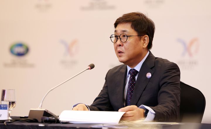 [서울=뉴시스] 최휘영 문화체육관광부 장관이 27일 경북 경주 힐튼호텔에서 열린 'APEC 문화산업고위급대화 개회식'에서 개회사를 하고 있다. (사진=문화체육관광부 제공) 2025.08.27. photo@newsis.com *재판매 및 DB 금지