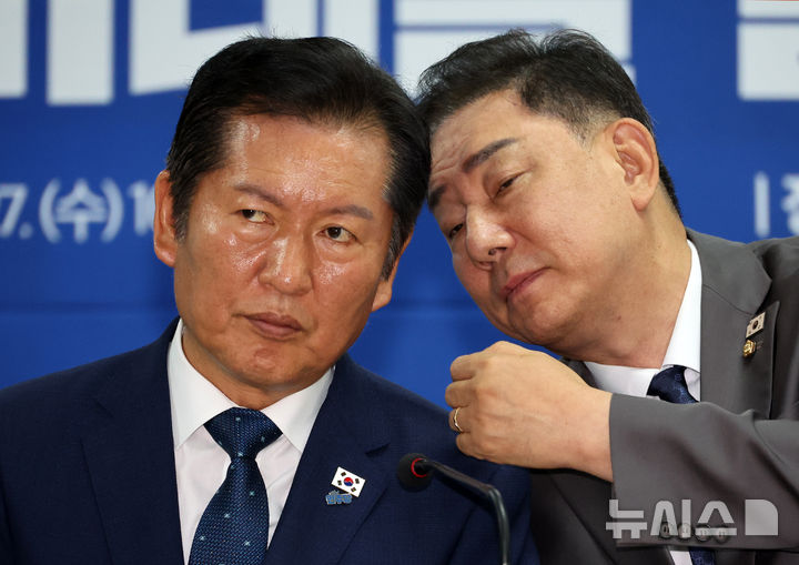 [대전=뉴시스] 김명년 기자 = 정청래 더불어민주당 대표가 27일 오전 대전 중구 시당 대회의실에서 열린 현장최고위원회의에서 김병기 원내대표와 귀엣말하고 있다. 2025.08.27. kmn@newsis.com