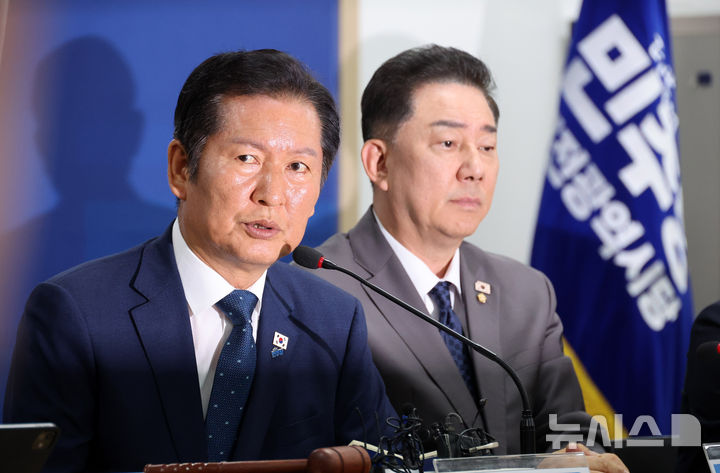 [대전=뉴시스] 김명년 기자 = 정청래 더불어민주당 대표가 27일 오전 대전 중구 시당 대회의실에서 열린 현장최고위원회의에서 발언하고 있다. 2025.08.27. kmn@newsis.com