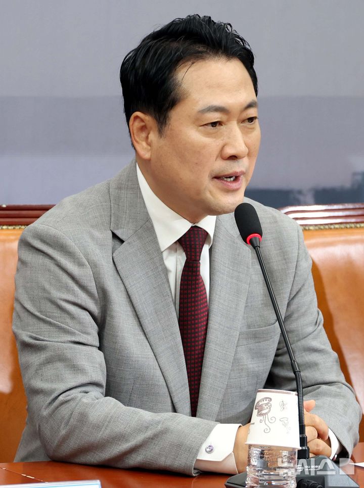 [서울=뉴시스] 조성봉 기자 = 장동혁 국민의힘 대표가 27일 오전 서울 여의도 국회에서 열린 최고위원회의에서 발언을 하고 있다. 2024.08.27. suncho21@newsis.com