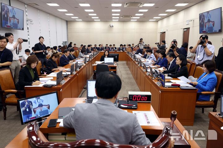 [서울=뉴시스] 조성봉 기자 = 박주민 국회 보건복지위원회 위원장이 27일 오전 서울 여의도 국회에서 열린 보건복지위원회 전체회의에서 의사봉을 두드리고 있다. 20205.08.27. suncho21@newsis.com