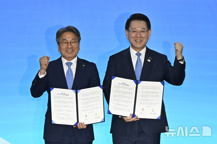 [나주=뉴시스] 박기웅 기자 = 27일 오전 전남 나주시청 대회의실에서 열린 광주·전남 특별광역연합 추진 선포식에서 강기정 광주시장과 김영록 전남도지사가 공동 협약서에 서명을 한 뒤 기념사진을 찍고 있다. 2025.08.27. pboxer@newsis.com